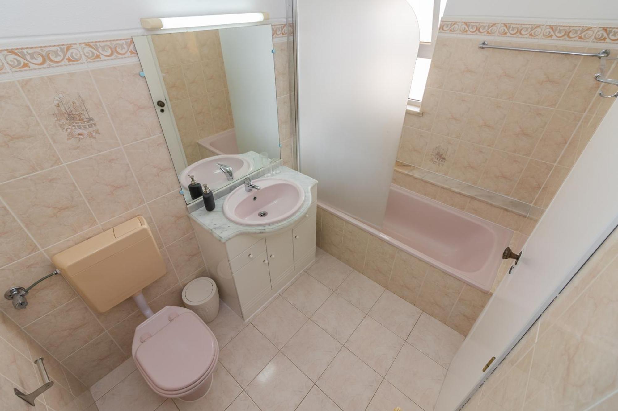 Bb Dona Ana Bed & Breakfast ลากอส ภายนอก รูปภาพ